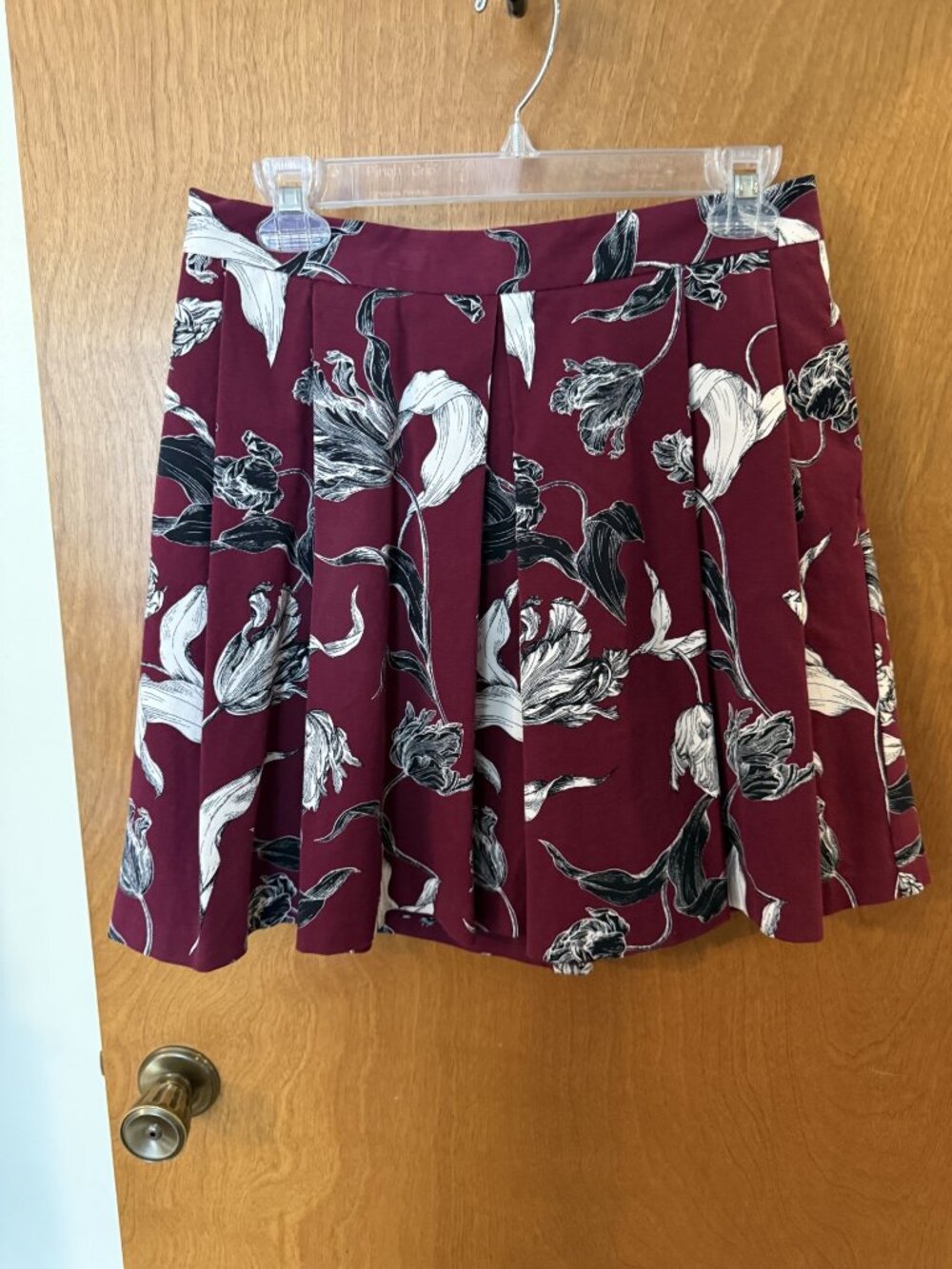 Banana Republic Burgundy Floral Pleated Skirt Lined 6 Petite Black White Tulip - Picture 2 of 7